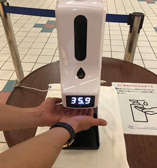 消毒一体式赤外線温度計による入場時の体温測定と手指消毒